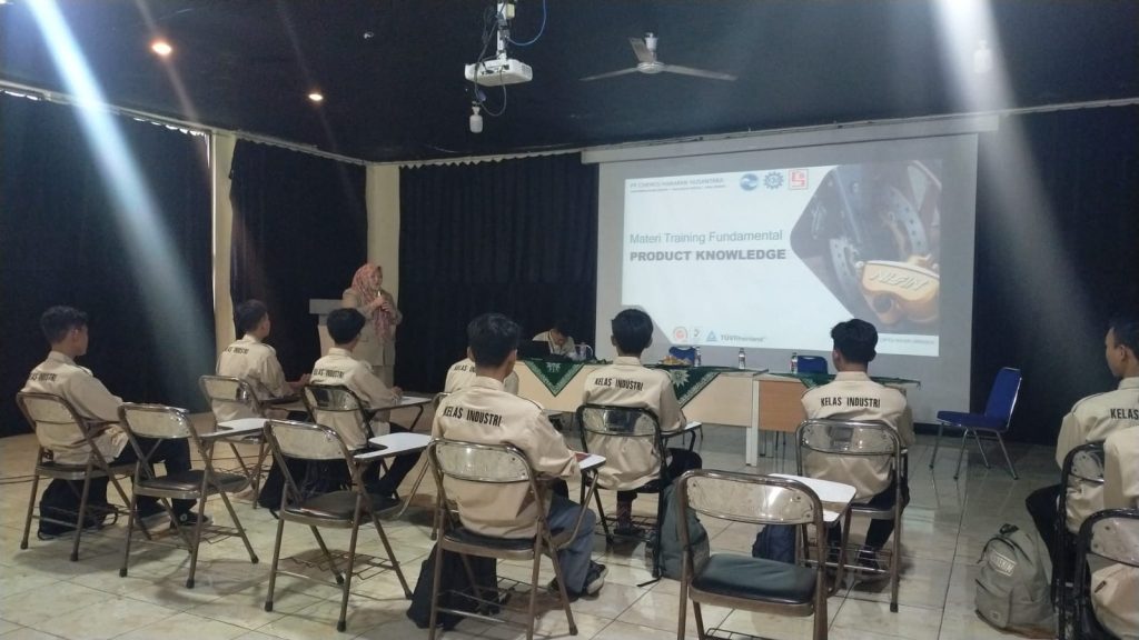 SMK MUTU Cikampek Memperkaya Pembelajaran dengan Kegiatan Kelas Industri Bersama Program Guru Tamu