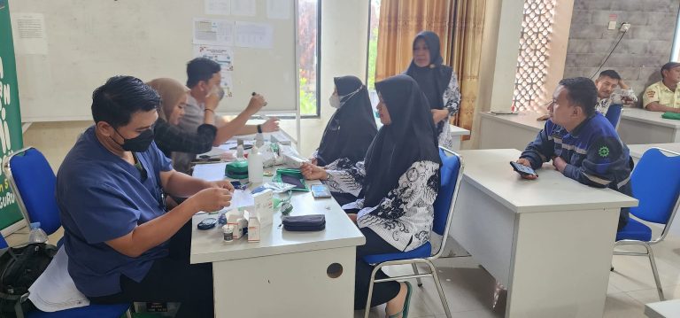 Peringatan Hari Guru Nasional 2023: Kesehatan sebagai Prioritas Utama, SMK MUTU Cikampek Gelar Pemeriksaan Kesehatan