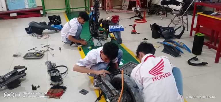 Latihan Konversi Motor BBM ke Listrik oleh Siswa Kelas XI Teknik Sepeda Motor SMK MUTU Cikampek