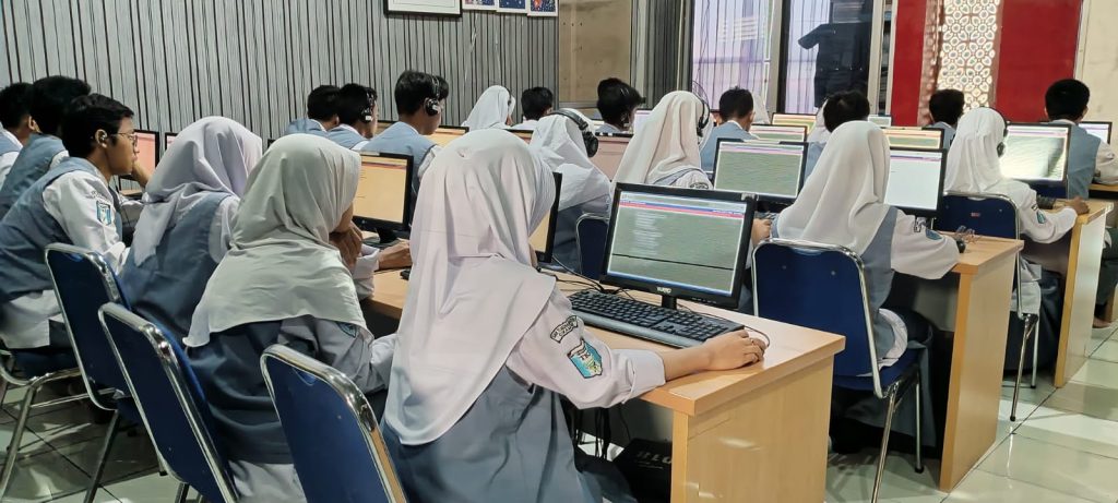 SMK MUTU Cikampek Adakan Tes TOEIC untuk 46 Peserta sebagai Sertifikasi Kompetensi Bahasa Inggris