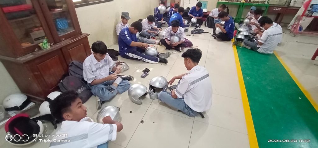 SMK MUTU Cikampek Bersama Samurai Paint Gelar Training Painting untuk Siswa