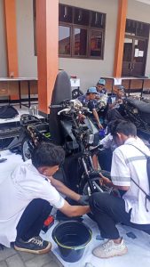 Siswa TSM dan TKR SMK MUTU Cikampek Mengikuti Workshop Painting Bersama Samurai Paint di SMK Trimitra