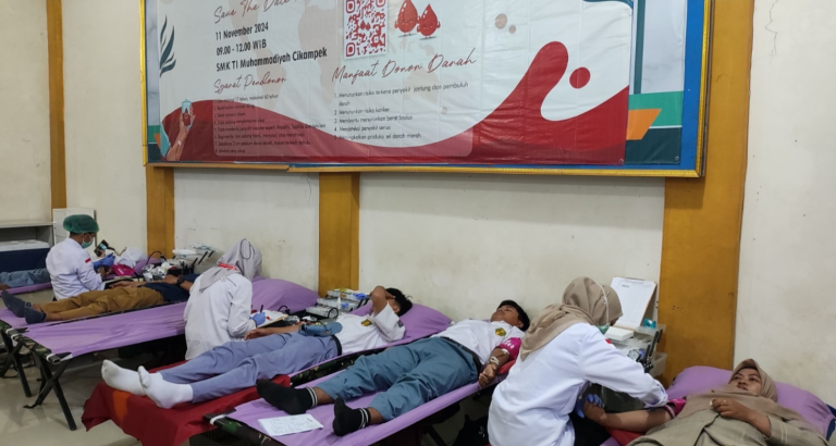 AKSI DONOR DARAH PCPM CIKAMPEK DALAM MEMPERINGATI HARI PAHLAWAN: KOLABORASI DENGAN SMK MUHAMMADIYAH CIKAMPEK RAIH ANTUSIASME TINGGI
