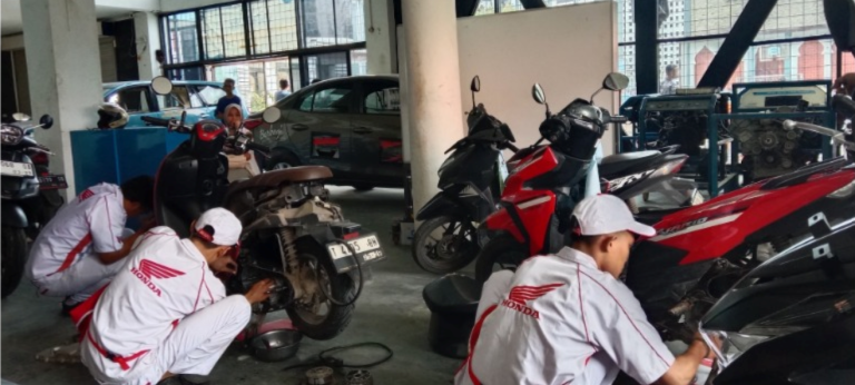Gebyar Servis Gratis Akhir Tahun SMKS TI Muhammadiyah Cikampek Menjadi Pilihan Masyarakat, Guru Dan Siswa Bersama Ahass Motocare