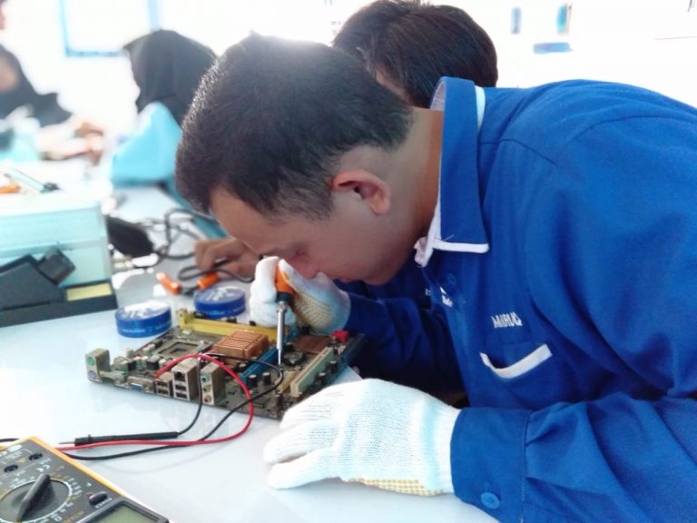 praktek solder & desolder Samsung Tech Institute SMK TI Muhammadiyah Cikampek