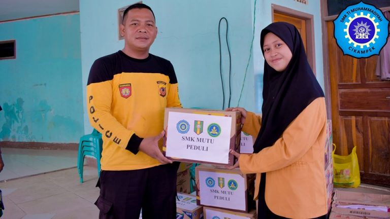 Pelajar SMK MUTU Cikampek Berikan Bantuan Korban Banjir di Kecamatan Cikampek ~ BMI (Bumi Mutiara Indah) Dawuan Tengah