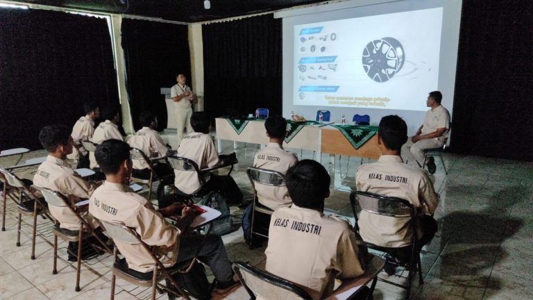 SMK MUTU Cikampek Memperkaya Pembelajaran dengan Kegiatan Kelas Industri Bersama Program Guru Tamu