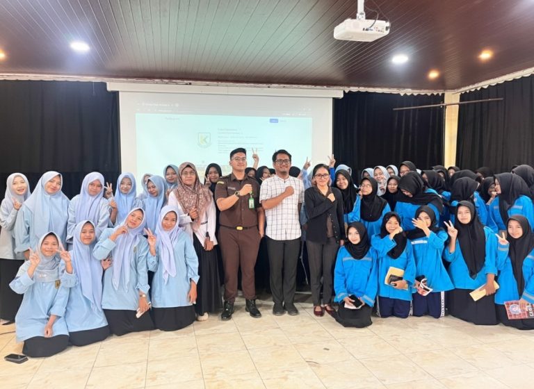 Sosialisasi Kesadaran Hukum & Kenakalan Remaja Bersama Kejaksaan Negeri Karawang: SMK TI Muhammadiyah Cikampek Bangun Generasi Berintegritas dan Tertib Hukum