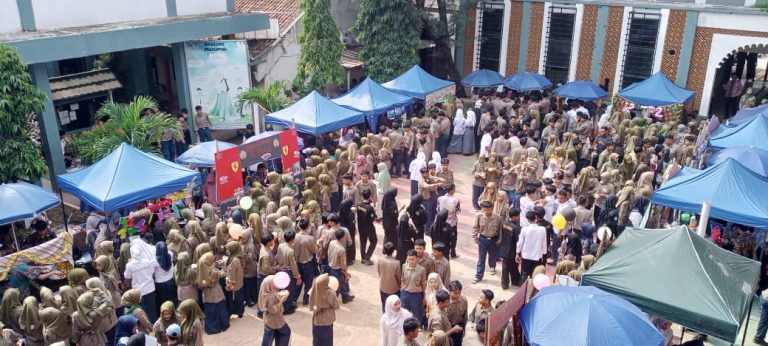 SMK MUTU Cikampek Kembali Gelar Bazar Kreatif Siswa